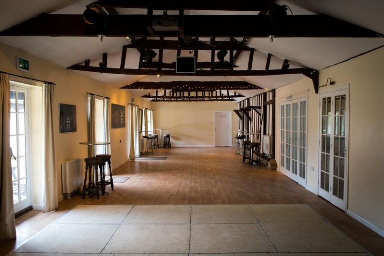 MINSTREL-COURT-LONG-GALLERY-ROOM