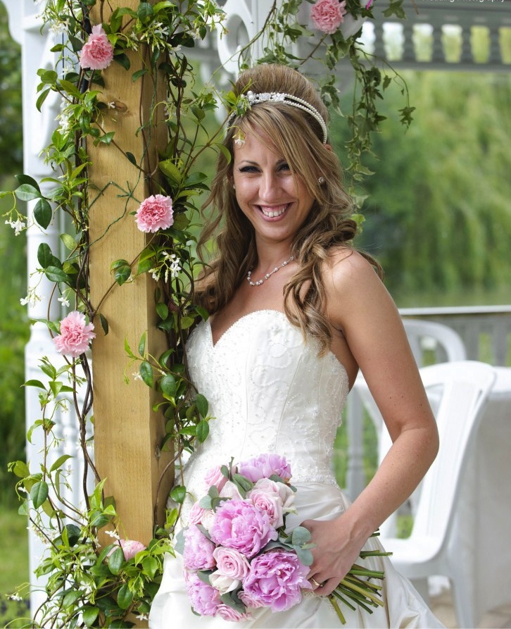 Minstrel Court Weddings - Flowers and a bride on the island